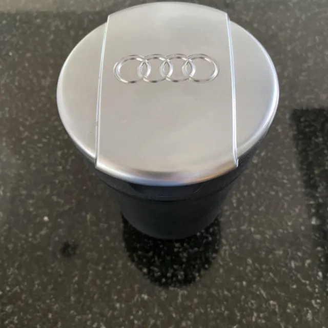 Audi 420087017 Aschenbecher für Getränkehalter, Mittel : : Auto &  Motorrad