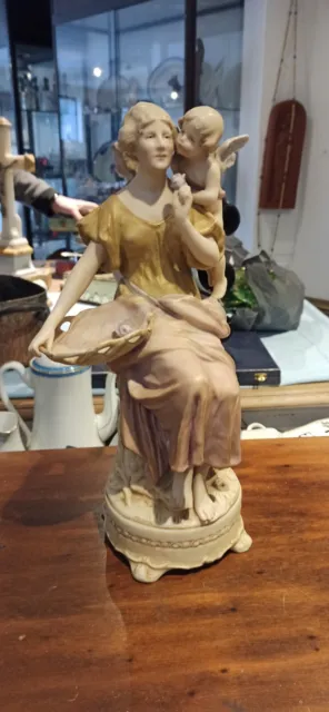 Belle statue en porcelaine Royal Dux Jeune femme avec un ange sur son épaule