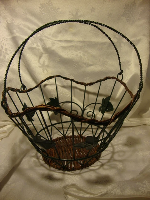 Vintage Large Wrought Iron & Wicker Green Leaf Basket w/Handles Decorative   379