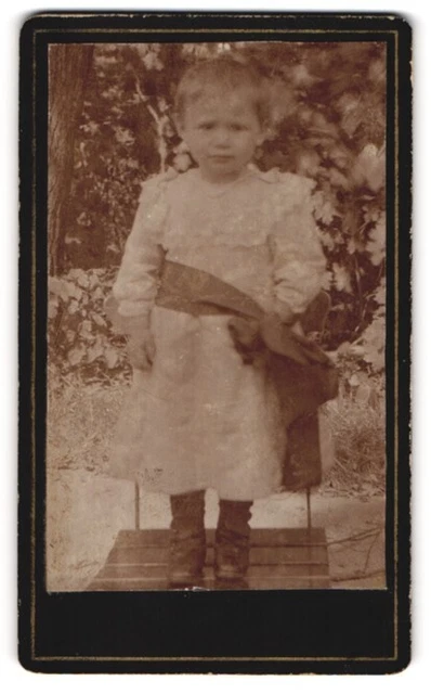 Fotografie Fotograf unbekannt und Ort unbekannt, Kleines Mädchen im weißen Klei