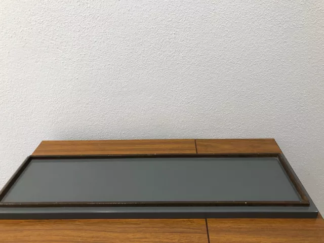 Peana rectangular de madera color gris (70 x 20 x 2 cm). Para maquetas.