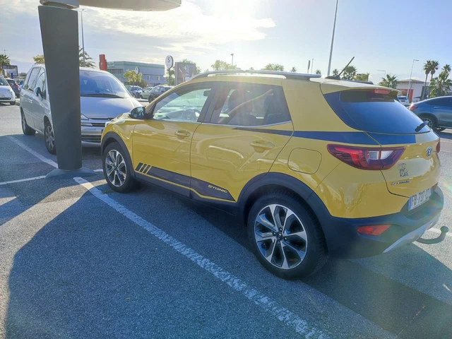 tres belle STONIC KIA ESSENCE 6 CV 120 CV FISCAUX 60500 Km année novembre 2018
