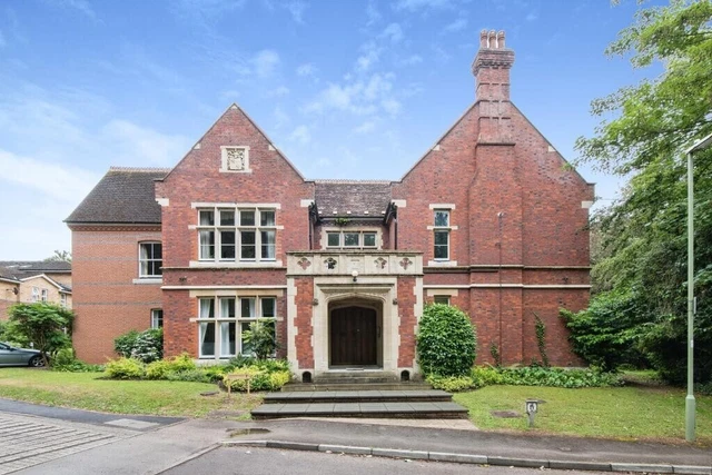 2 Bedroom Flat in Stunning Manor House Conversion - easy reach of Winchester 2
