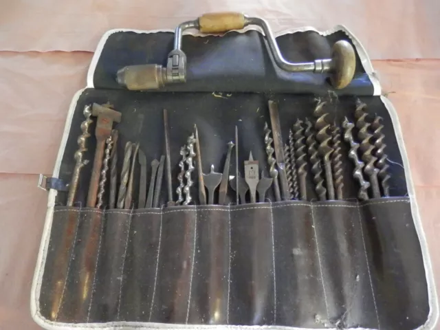 Outils anciens. Lot de 30 mèches à bois et un vilebrequin dans leur rangement