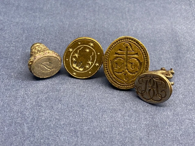 Lot de 128 cachets vintage personnalisables avec double lettres, no et date et logo pour