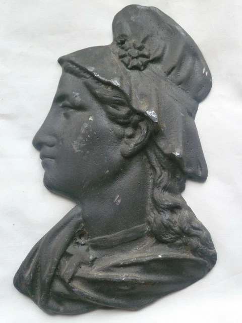 plaque cheminée décor femme à l'antique et drapé en fonte de fer . XIX
