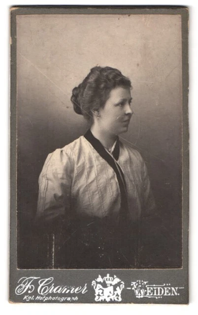 Fotografie F. Cramer, Weiden, feine Dame in weißen Kleid mit Hochsteckfrisur