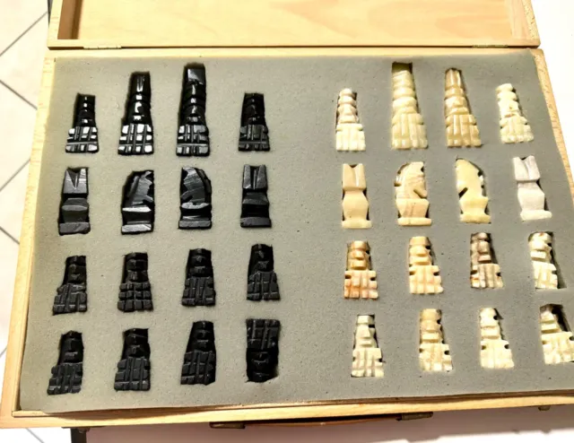Schachspiel, Figuren aus Onyx Marmor mit Holzkassette