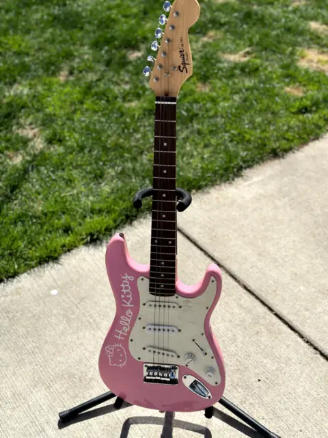 Hello Kitty Mini Electric Guitar Fender Squier Pink