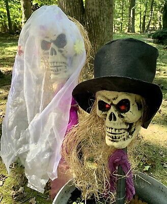 Cráneo de novia con velo y cráneo de novio con sombrero superior decoraciones de césped de Halloween diversión espeluznante