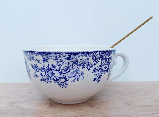 Tasse Et Soucoupe Ancienne Décor Prunes En Relief - Vintage Faite Main - Céramique Crème - Royaume-Uni