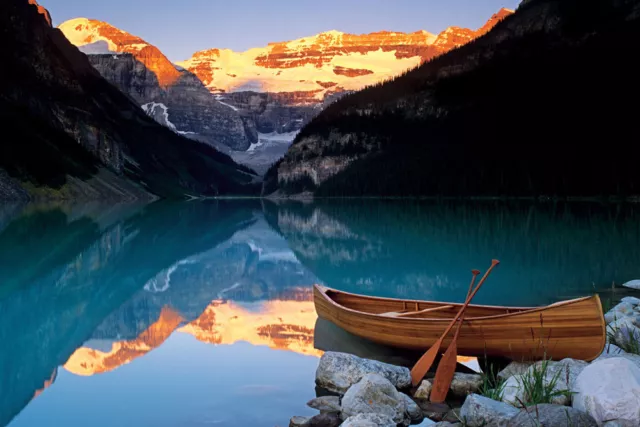 Banff National Park - Canoe On Lake Louise - Poster Druck - Größe 91,5x61 cm