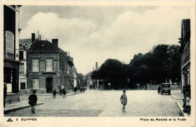 CPA SUIPPES-Place du Marché et la Poste (346409)