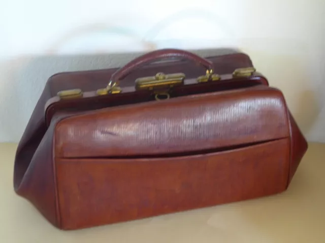 S3-    alter brauner Arztkoffer/Tasche aus Leder mit Messingbeschlägen