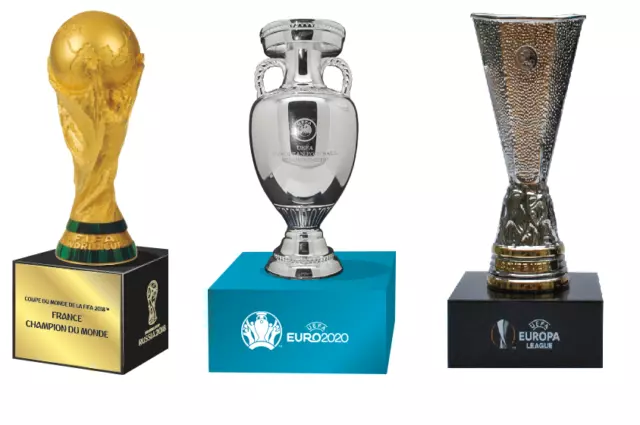 EURO 2020: EM-Pokal (150 mm.) auf Acrylpodest  9 x 3,5 x 9 cm