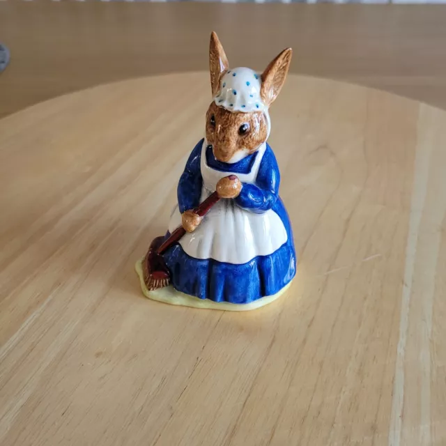 Royal Doulton Mrs Bunnykins - Db6 Clean Sweep