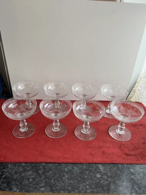 8 Coupes À Champagne En Cristal Gravé Modèle Fougères