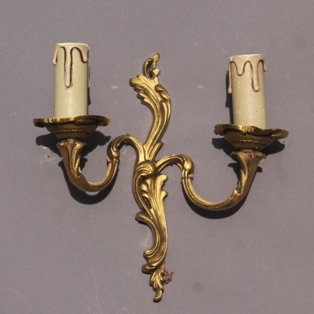 Ancienne applique murale électrifiée en bronze ou laiton doré.