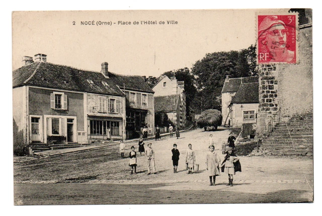 Cpa 61 Nocé. Place de l’Hôtel de Ville Animée. Dos divisé, écrit. Bon état visib