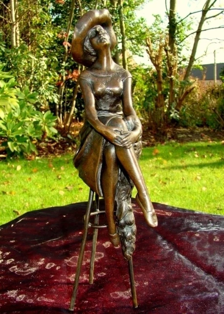 Estatua Damisela Sombrero Art Deco Estilo Art Nouveau Estilo Bronce sólido