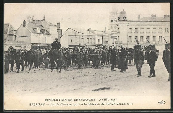 CPA Epernay, Rèvolution en Champagne Avril 1911 - Le 15. Chasseurs gardant les