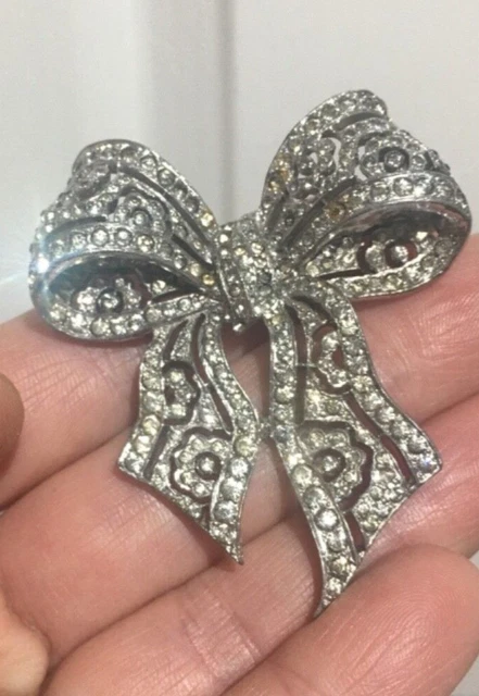 Gorgeous vintage silver tone brooch with Cristal