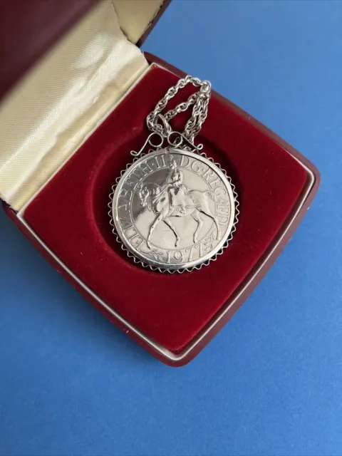 Queen Elizabeth II Silver Jubilee Coin Mount 19” Chain Boxed Necklace 1977