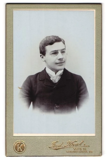Fotografie Ferdinand Kral, Wien, Favoritenstr. 99, Junger Herr im Anzug mit Zwi