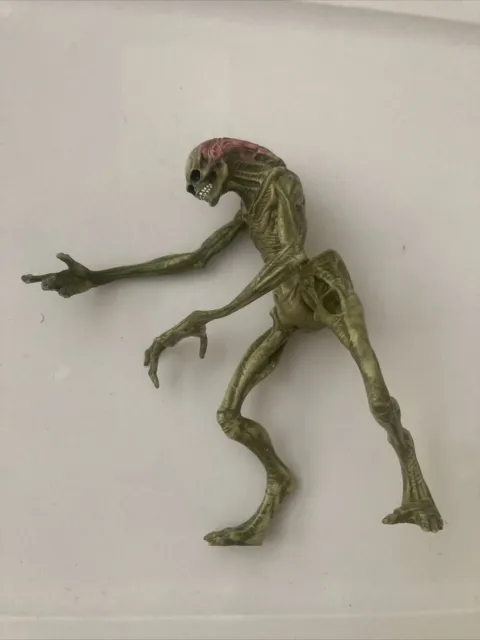 Alien Resurrection Newborn Alien figure Hasbro  1997