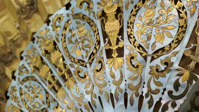 Antiguo Abanico De Madreperla Nacar Seda Y Oro Antiguo Abanico De Madreperla Nacar Seda Y Oro