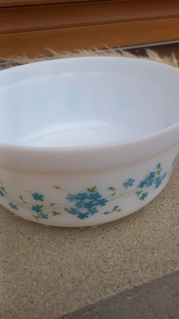 ANCIEN SALADIER EN ARCOPAL Motif NARCISSES parfait état, D 23 cm