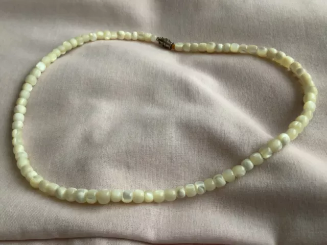 1 Vintage Fine mother of pearl bead necklace, excellent condition.