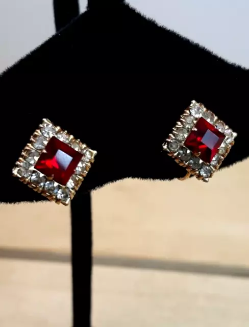 Vtg Vargas Prong Set Red / Clear Rhinestone Gold Tone Screw Back Earrings 1/2"