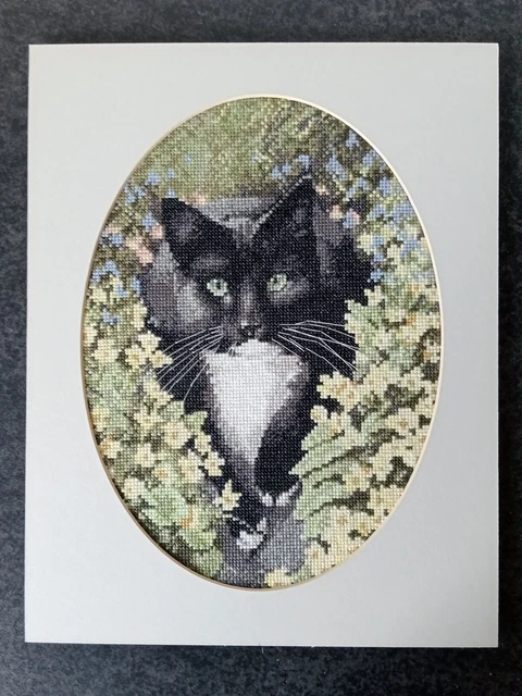 (213) Punto de cruz completo # Gato blanco y negro # John Stubbs # Montado