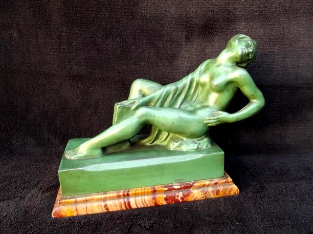 Statue représentant une jeune fille nue en marbre blanc de