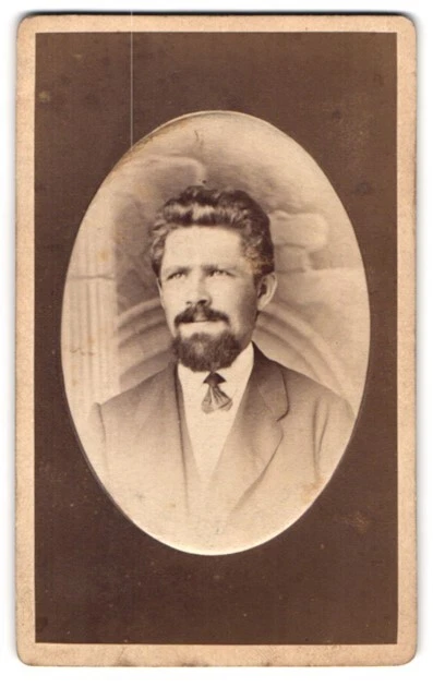 Fotografie C. Burghardt, Aalen, Portrait stattlicher Herr im Anzug mit Fliege u