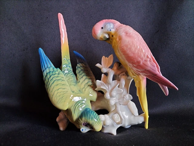 KARL ENS / Deux perroquets/perruches en porcelaine de Saxe à belles