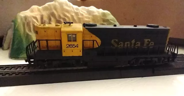 HO scale AHM Santa Fe  GP 9 Diesel Locomotive no. 2654     vintage