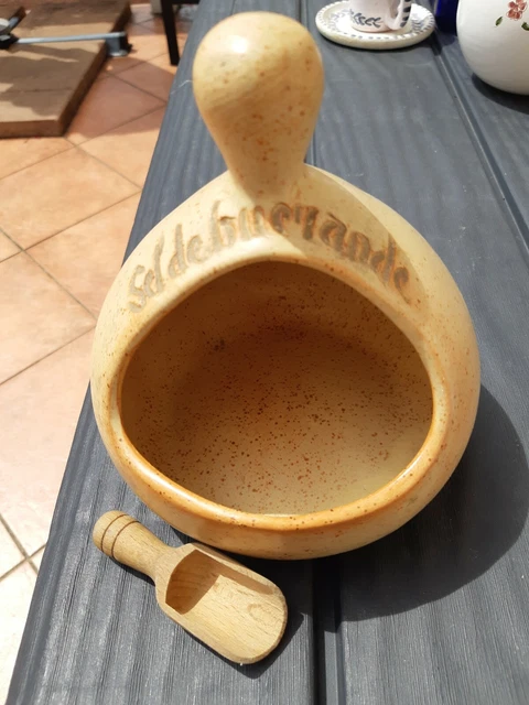 Pot en terre cuite avec sa pelle en bois pour mettre le sel de Guerande