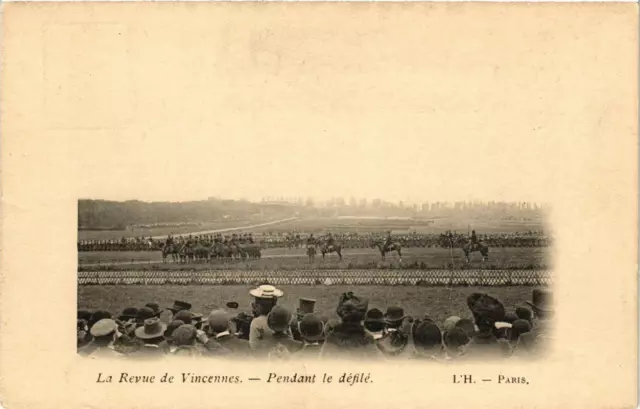 CPA AK VINCENNES La Revue a VINCENNES During the Parade (672261)
