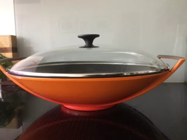 Hierro Fundido Le Creuset 36 cm Wok con Tapa de Vidrio - Naranja Volcánica COMO NUEVO