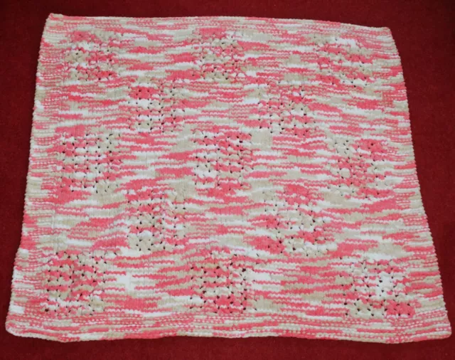 Couverture lit bébé tricotée à la main - rose, brun et blanc - carrés de dentelle ouverts. 2