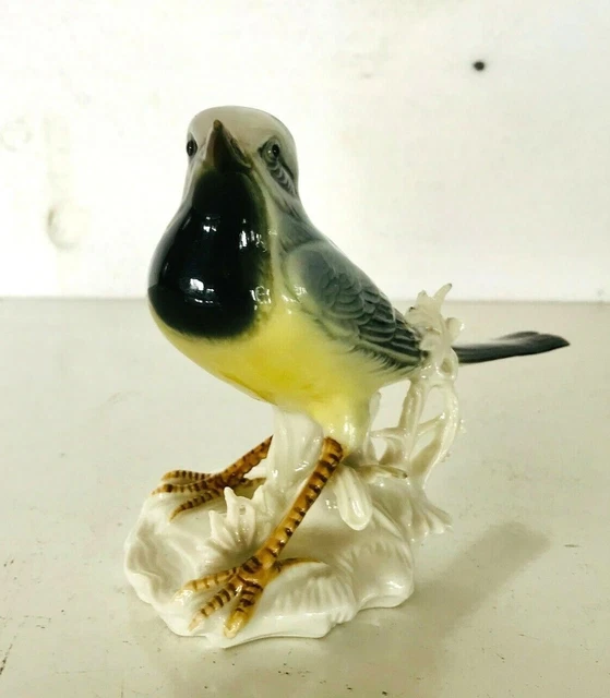 porcelaine polychrome représentant une Bergeronnette marque fabri . XX siècle .