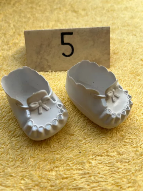 Nr. 5 weiße Puppen - Schuhe   L.: 4,5 cm, Br.: 2,7 cm  Nr. 101  sehr gepflegt !