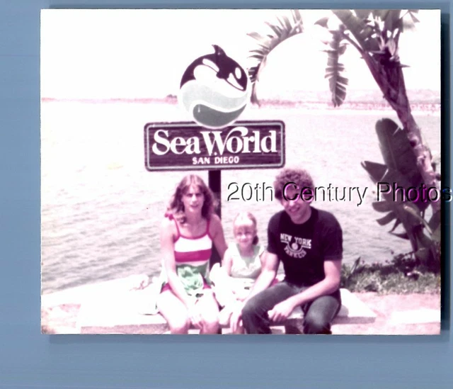 Found Color Photo L_6406 Family Sitting On Bench At Sea World