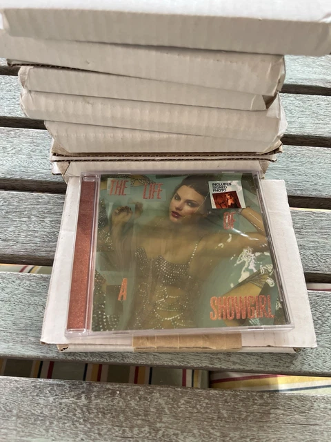 TAYLOR SWIFT - The Life of a Showgirl CD + Hand Signed Photo