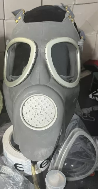 Polish Military Mp4 Gas Mask W/ Drink Straw & Canteen, W/ Bag, (Nbc) Like M-17 - Polish Military Mp4 Gas Mask W/ Drink Straw & Canteen, W/ Bag, (Nbc) Like M-17 -