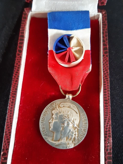 DEC6687 - MEDAILLE D'HONNEUR DU TRAVAIL en argent , fabrication privée