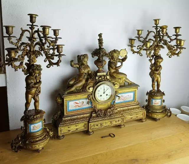 Ancienne grande Horloge de cheminée et Candélabres pendule putti bronze Sèvres ?
