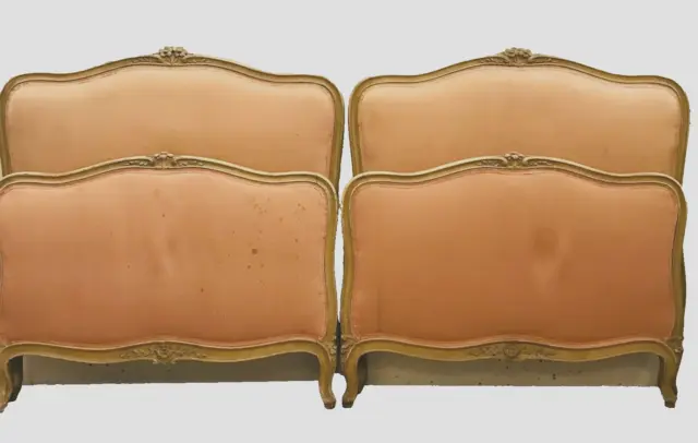 paire de Lits louis XV sculptée hêtre rechampis recouvrement tissus.XX siècle.
